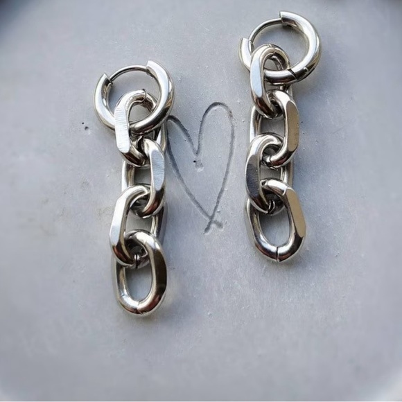 Super trendy silver chunky chain earrings! - Picture 2 of 2